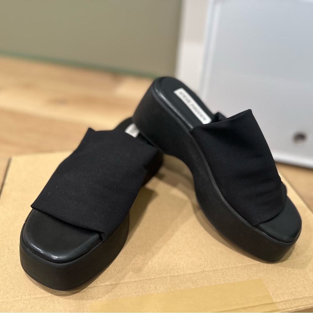 Steve Madden platform sandals (black)